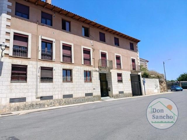 Piso en venta en Cigales. !Atención! Venta de vivienda en la Avenida principal de Cigales. Distribuida en dos amplias habitaciones, gran salón comedor, bañ. Pisos.