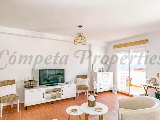 Piso en venta en Cómpeta. Piso recién reformado de 3 dormitorios con piscina comunitaria. Pisos.