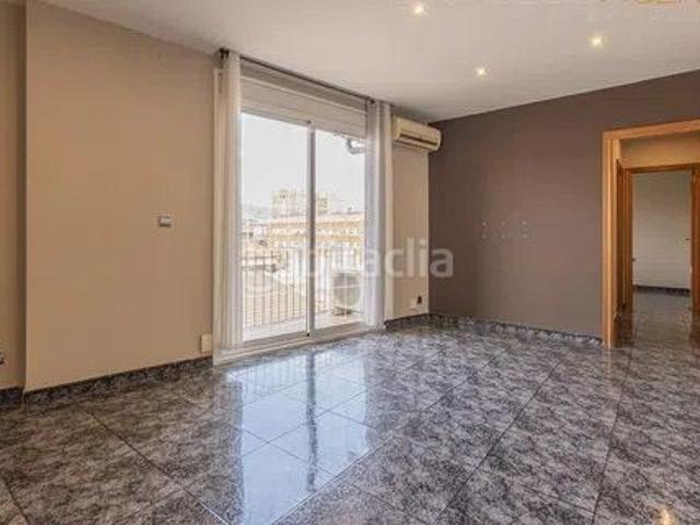 Piso en venta en Cornellà de Llobregat, Almeda El Corte Inglés. alto, tranquilo, con balcon y vistas !. Pisos Cornellà de.