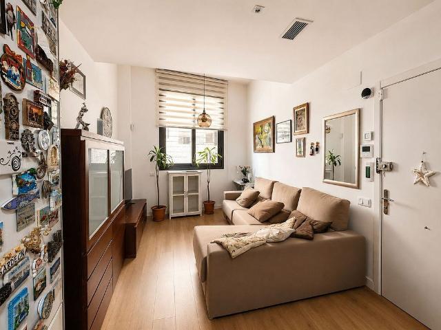 Piso en venta en Cornellà de Llobregat, de 70 m² 2 habitaciones por 318.000