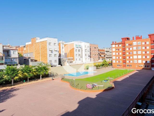 Piso en venta en Cornellà de Llobregat, de 100 m² 3 habitaciones por 439.000