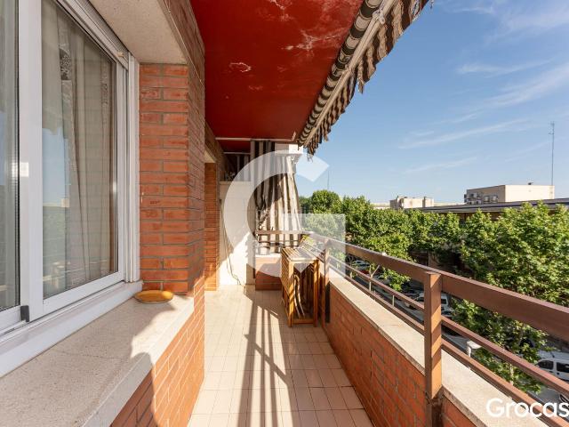 Piso en venta en Cornellà de Llobregat, El Pedró. OPORTUNIDAD ÚNICA! PISO CON PISCINA, ASCENSOR Y BALCÓN. Pisos Cornellà de.