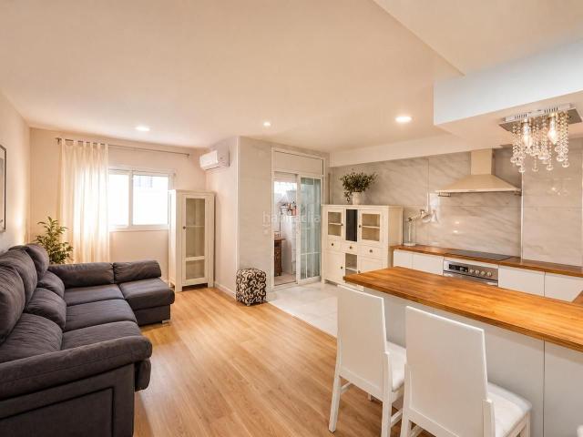 Piso en venta en Cornellà de Llobregat, La Gavarra. AMPLIO PISO DE 3 HABITACIONES EN LA GAVARRA, A 5 MINUTOS DEL METRO Y RODEADO DE TODOS LOS SERVICIOS!. Pisos Cornellà de.