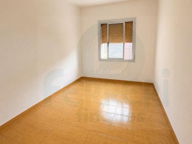 Piso en venta en Cornellà de Llobregat, La Gavarra. Piso de 3 habitaciones en la Av. Salvador Allende, zona La Gavarra Cornellà de Llobregat. Pisos Cornellà de.