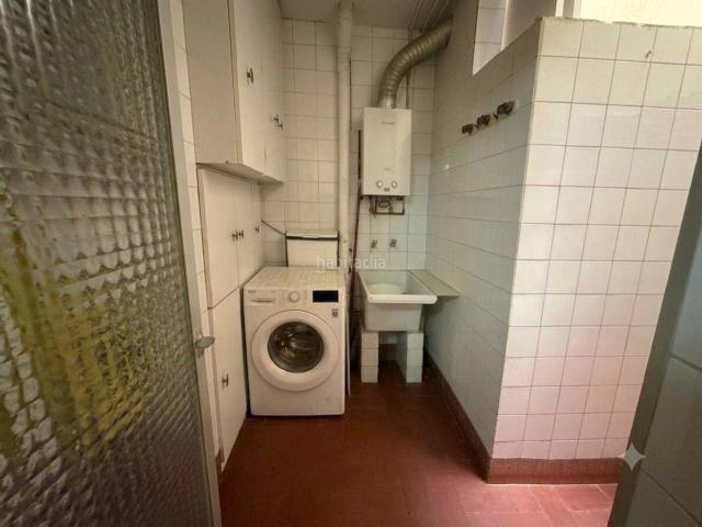 Piso en venta en Cornellà de Llobregat, La Gavarra. Se vende magnífico piso en Carretera dEsplugues, justo delante de la parada del Tramvia El Pedró. Pisos Cornellà de.