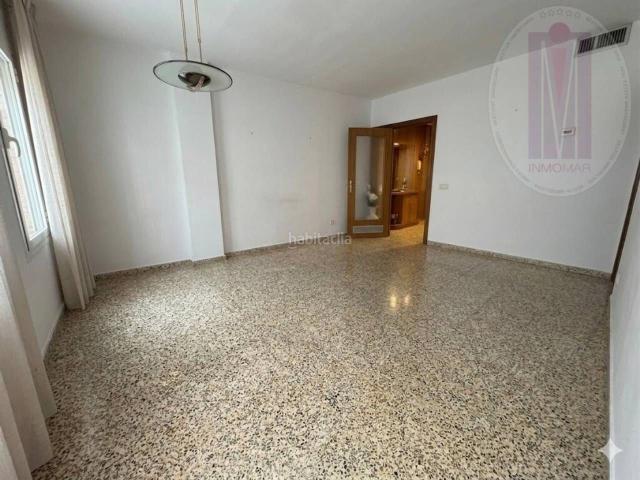 Piso en venta en Cornellà de Llobregat, La Gavarra. Se vende magnífico piso en Carretera dEsplugues, justo delante de la parada del Tramvia El Pedró. Pisos Cornellà de.