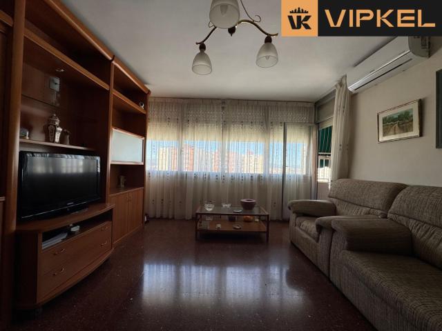 Piso en venta en Cornellà de Llobregat, Sant Ildefons. ¡Amplitud, luz natural y vistas impresionantes desde una 10ª planta!. Pisos Cornellà de.