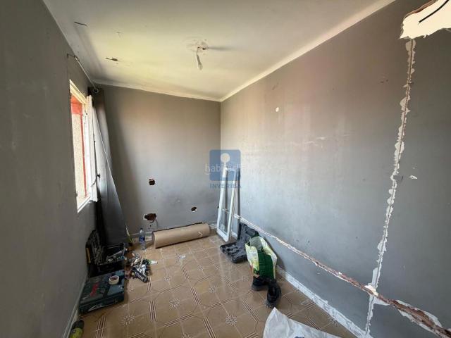 Piso en venta en Cornellà de Llobregat, Sant Ildefons. Piso para reformar en Calle Buri, Cornellà de Llobregat, Barcelona. Pisos Cornellà de.