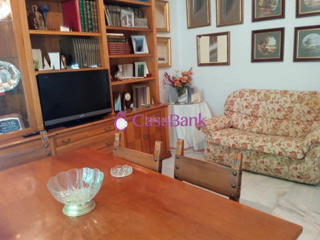 Piso en venta en Córdoba, Centro. Ref. 28140 Zona proxima al Gran Teatro, en una magnifica ubicacion. Amplio piso exterior salon con terraza, conservado, en bloqu. Pisos.