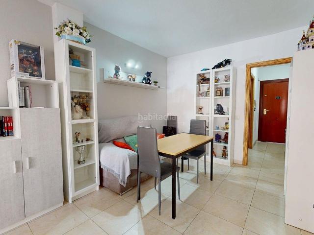 Piso en venta en Córdoba, Ciudad Jardín Zoco. Amplia vivienda en Medina Azahara de 3 dormitorios con terraza junto al centro y la estación. Pisos.