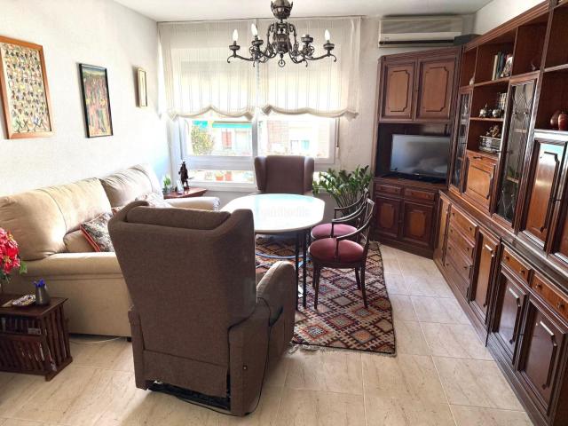 Piso en venta en Córdoba, Ciudad Jardín Zoco. Amplia vivienda junto a Glorieta de Media Luna y Hotel Eurostars Palace. Ubicación inmejorable!. Pisos.