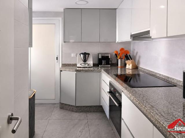 Piso en venta en Córdoba, Fátima Levante. Piso exterior de 3 dormitorios con ascensor, 2 baños y parking en Fátima. Pisos.