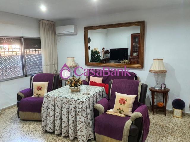 Piso en venta en Córdoba, Fátima Levante. Ref. 28108 Zona Fatima. Piso exterior bien conservado y AMUEBLADO en planta con patio y bloque con ascensor TRASTERO incluido. Pisos.