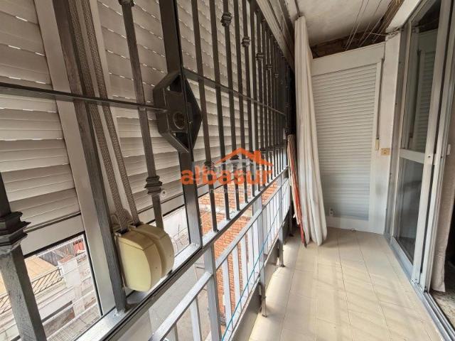 Piso en venta en Córdoba, Sector Sur. PISO EN ZONA BAJA DEL SECTOR SUR AMPLIO, LUMINOSO Y CON MUCHAS POSIBILIDADES. Pisos.