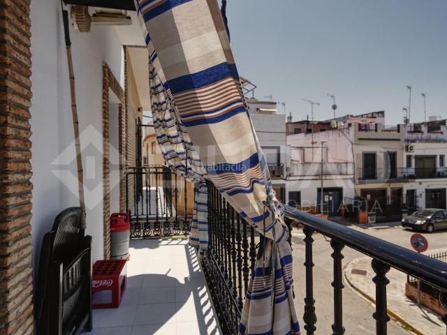 Piso en venta en Coria del Río. Amplio dúplex de 110 m2 con entrada independiente, 4 dormitorios y gran azotea transitable. Pisos Coria del.