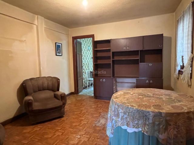 Piso en venta en Corrales de Buelna Los. Si buscas una vivienda para reformar y convertirla en un hogar totalmente a tu gusto, esta puede ser la oportunidad que estabas es. Pisos Corrales de Buelna.