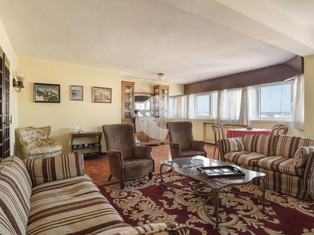 Piso en venta en Coruña A, San Pablo Juan Flórez. EXCLUSIVA PROPIEDAD EN PLENO CENTRO DE A CORUñA. ESPACIO, LUZ Y POSIBILIDADES úNICAS Presentamos una de esas propiedades irrepetib. Pisos Coruña.