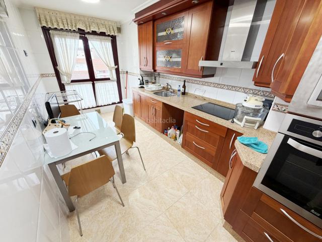 Piso en venta en Corvera de Asturias. Vivienda totalmente exterior con tres dormitorios, salón, amplia cocina amueblada, 2 baños, uno de ellos en dormitorio principal. Pisos Corvera de.