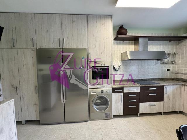 Piso en venta en Durango. Amplio piso reformado de 120 m con 3 dormitorios y 2 baños. Calefacción individual, terraza de 60 m y vistas despejadas. No te lo. Pisos.