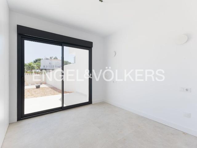 Piso en venta en Dénia, El Montgó. Exclusiva planta baja de 2 dormitorios con 105 m de jardín privado en Dénia. Pisos.