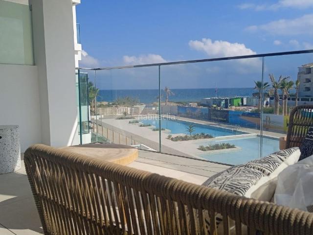Piso en venta en Dénia, L'Almadrava L'Estanyó. Apartamento de 3 dormitorios y 2 baños con piscina y jardín, en primera línea de playa en Denia. Pisos.