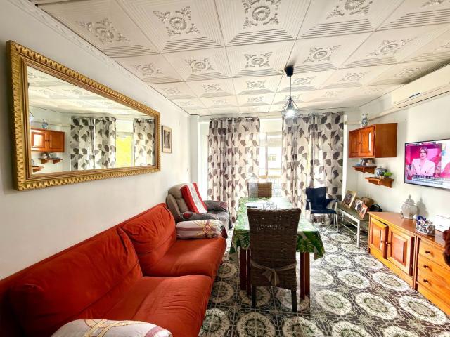 Piso en venta en Dénia, Saladar. ltpgtDescubre este fantaacutestico piso de 165 msup2 en una de las calles transitadas, perfecto para quienes buscan espacio, luz y. Pisos.