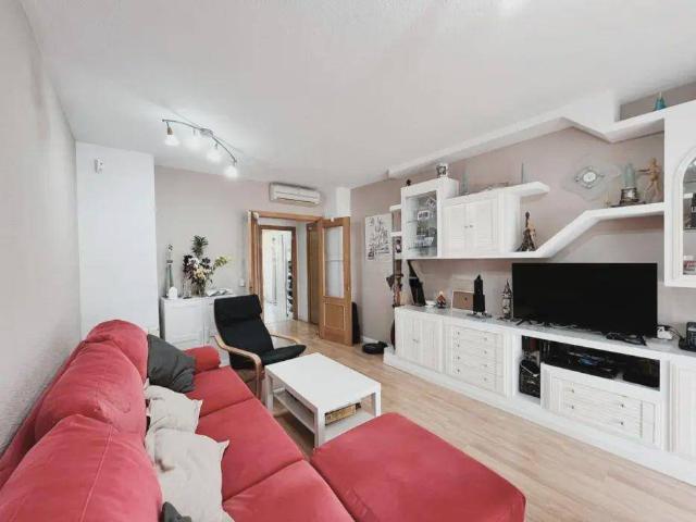 Piso en Venta en Distrito Zeta Recinto Ferial Cortijo de Torres