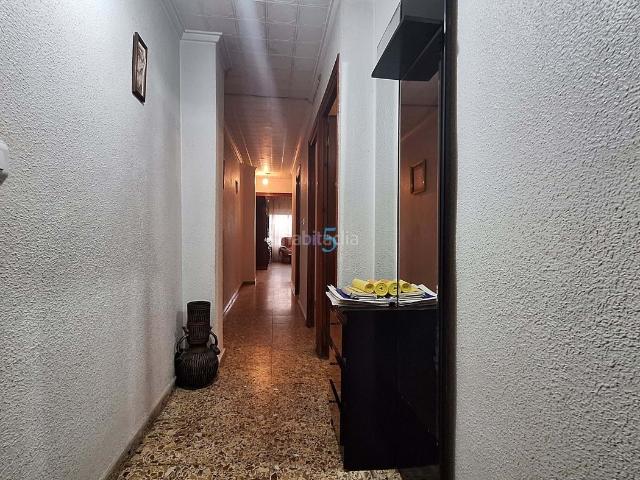 Piso en venta en Dolores. Amplio Bajo de tres habitaciones en una ubicación privilegiada, ideal para quienes buscan comodidad y servicios a pie. Perfecto pa. Pisos.