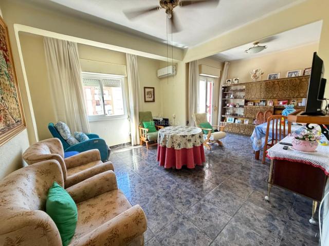 Piso en venta en Dolores. Piso céntrico con 3 habitaciones, ascensor y balcón a la plaza. Pisos.