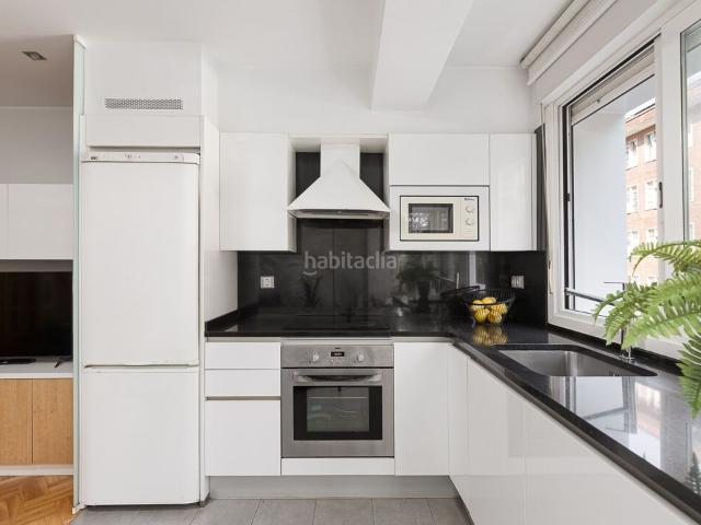 Piso en venta en Donostia San Sebastián, Amara. Amara con vistas al Rio Urumea se vende vivienda reformada con 3 habitaciones y amplio espacio estarcomedor. Pisos Donostia San.