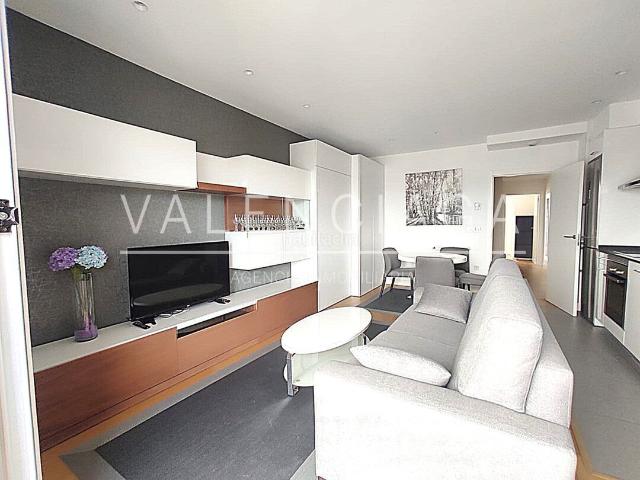 Piso en venta en Donostia San Sebastián, Amara Zaharra Arbaizenea. Apartamento alto y exterior con terraza de construcción reciente en el Centro. Pisos Donostia San.