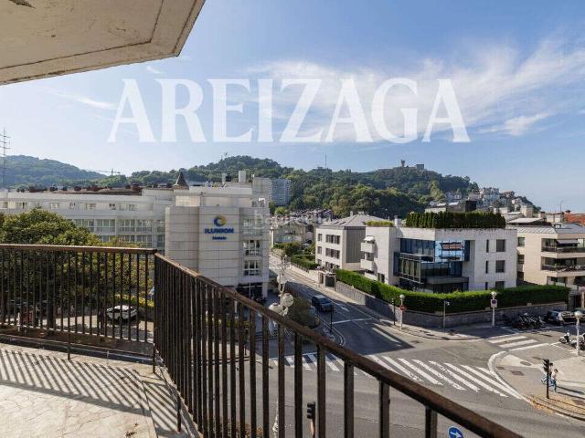 Piso en venta en Donostia San Sebastián, Antiguo. Vivienda a estrenar con terraza, en Ondarreta, próximo a la playa. Garaje cerrado opcional en 60.000. Pisos Donostia San.