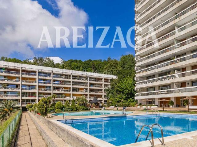 Piso en venta en Donostia San Sebastián, Antiguo. Exclusivo apartamento en Erreguenea, solarium privado, vistas a la bahía. El precio incluye 1 plaza de parking. Pisos Donostia San.