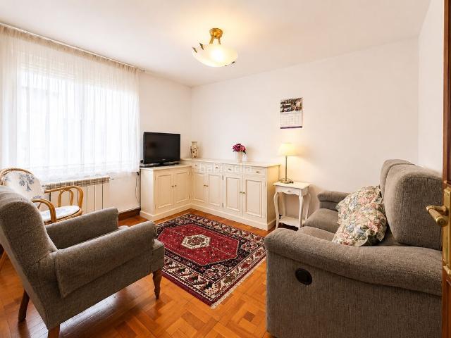 Piso en venta en Donostia San Sebastián, Antiguo. Junto Calle Matia en edificio de hormigón. Pisos Donostia San.