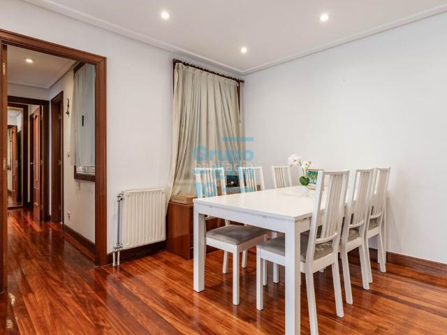 Piso en venta en Donostia San Sebastián, Anoeta. Amara Osinaga en Plaza Baldemero Anabitarte amplia vivienda en planta tercera totalmente exterior con plaza de aparcamiento. Pisos Donostia San.