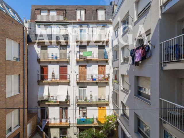 Piso en venta en Donostia San Sebastián, Área Romántica. Calle Guetaria, a 2 minutos del Buen Pastor y del Mercado de San Martín. Piso reformado, exterior a gran patio de manzana. Pisos Donostia.