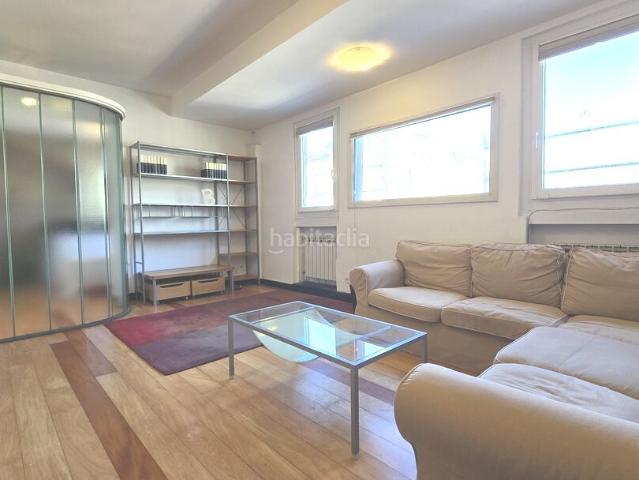 Piso en venta en Donostia San Sebastián, Área Romántica. En el corazón de la calle Hernani, exterior a esta calle, piso alto con muchísima luz, tanto por la mañana como por la tarde. Pisos Donostia.