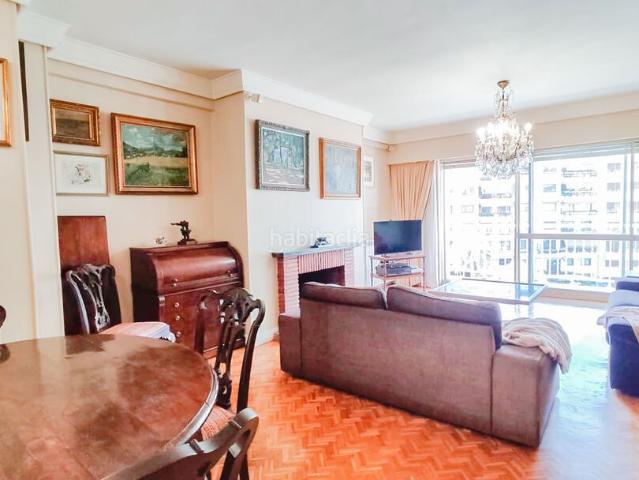 Piso en venta en Donostia San Sebastián, Área Romántica. Venta piso en Plaza Zaragoza a 100 metros de la playa, con garaje opcional. Pisos Donostia San.