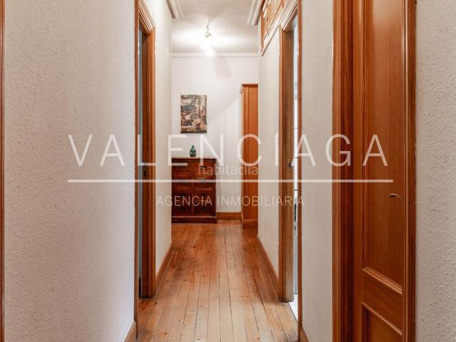 Piso en venta en Donostia San Sebastián, Área Romántica. Vivienda junto a la Avenida de la Libertad en buen edificio de hormigón. Pisos Donostia San.