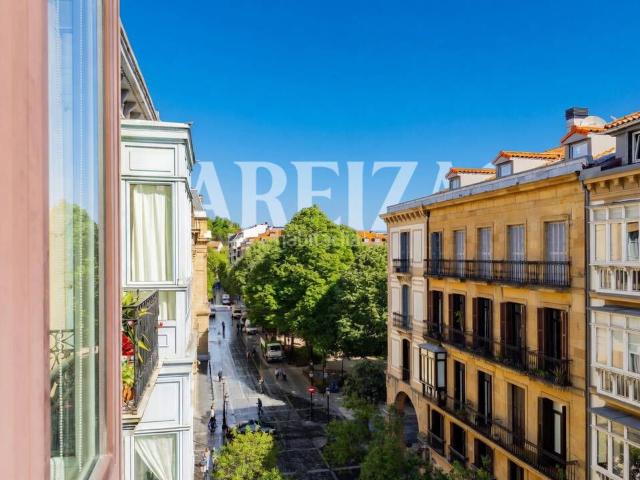 Piso en venta en Donostia San Sebastián, Área Romántica. Vivienda totalmente reformada, alta y exterior en calle Txurruka. Pisos Donostia San.
