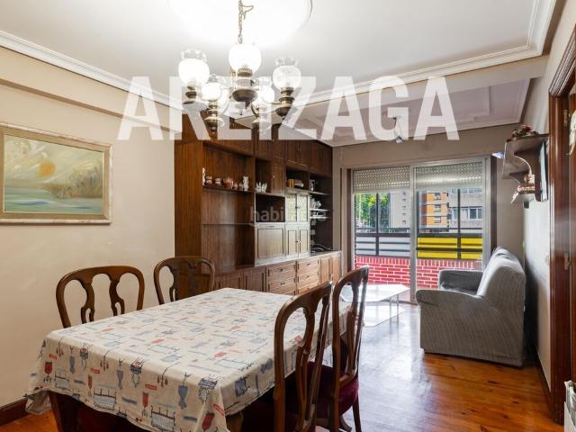 Piso en venta en Donostia San Sebastián, Bidebieta. Amplia vivienda con 3 balcones y orientación sur. Con mucho potencial, ideal para reformar al gusto del comprador. Pisos Donostia San.