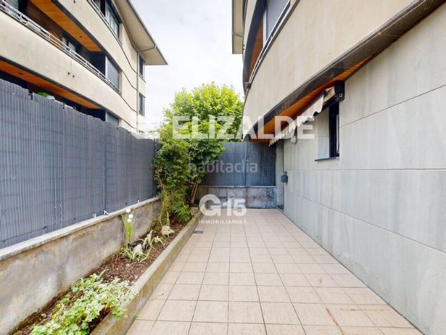Piso en venta en Donostia San Sebastián, Bidebieta. Amplio dúplex en planta baja con terraza en Macondo. Pisos Donostia San.