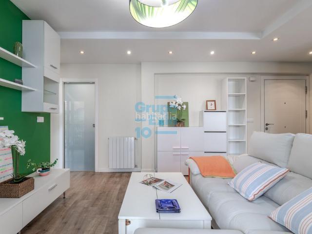 Piso en venta en Donostia San Sebastián, Bidebieta. Frente a Bidebieta I, en Avenida Alcalde José Elósegui, vivienda actualizada exterior en esquina con balcón. Pisos Donostia San.