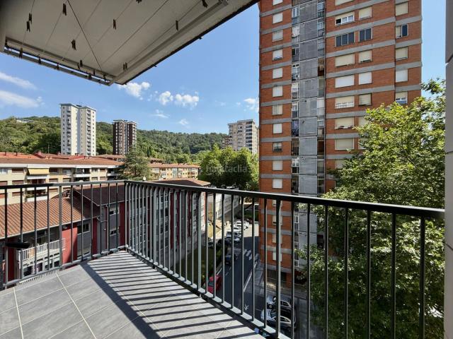 Piso en venta en Donostia San Sebastián, Bidebieta. Vivienda de 3 dormitorios, fachada ventilada y ascensor a cota cero en Bidebieta, Donostia San Sebastián. Pisos Donostia San.