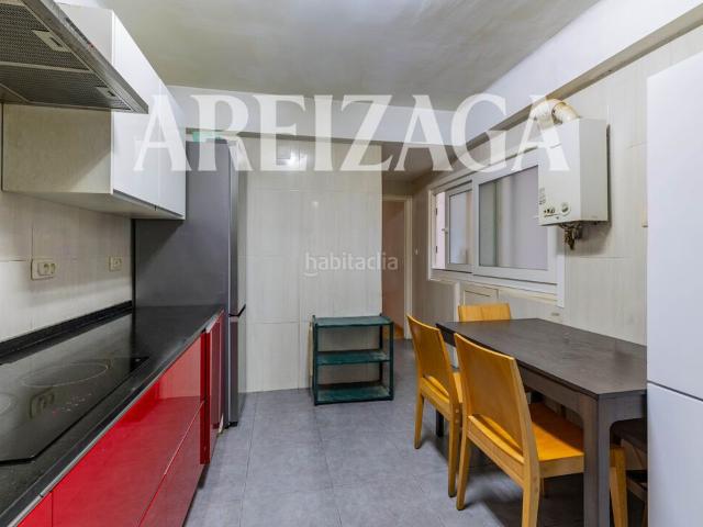 Piso en venta en Donostia San Sebastián, Gros. En el corazón del barrio, piso amplio exterior, casa de hormigón, ascensor a cota 0. Pisos Donostia San.