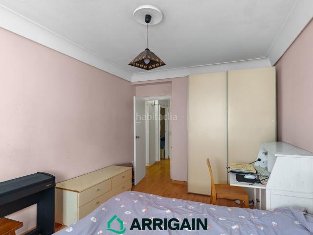 Piso en venta en Donostia San Sebastián, Gros. Piso en venta en gros, calle Gran Vía, en edificio de hormigón. Pisos Donostia San.