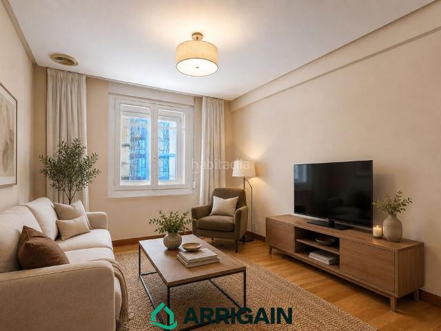 Piso en venta en Donostia San Sebastián, Gros. Piso en venta en Gros, junto a la playa de la Zurriola, con gran terraza y vistas al mar. Pisos Donostia San.