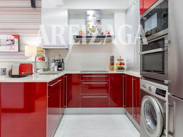 Piso en venta en Donostia San Sebastián, Gros. Vivienda en planta alta, muy soleada, junto a la playa de la Zurriola. Pisos Donostia San.