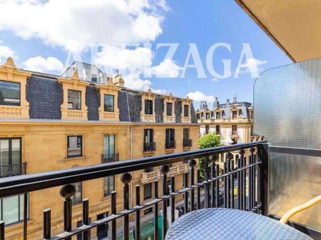 Piso en venta en Donostia San Sebastián, Egia. Paseo de Francia, vivienda en planta alta, exterior con terraza, soleada. Garaje cerrado opcional en 75.000. en el mismo edificio. Pisos Donostia.