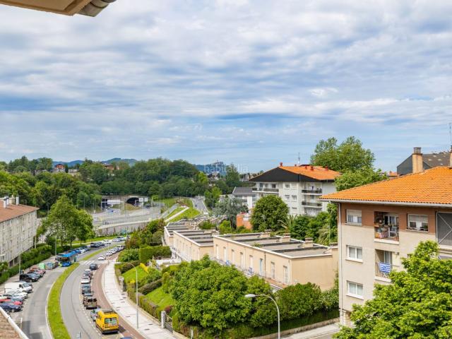 Piso en venta en Donostia San Sebastián, Intxaurrondo. Amplia vivienda familiar en venta en Mons barrio de Intxaurrondo de San Sebastian, bien comunicado con el Centro de la ciudad. Pisos Donostia.